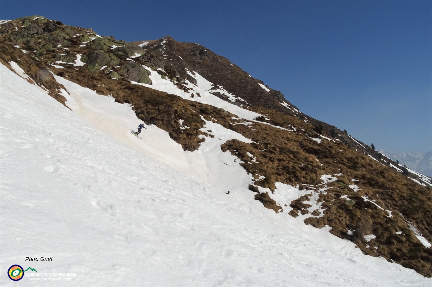29 Scialpinisti sfruttano la poca neve .JPG -                                
